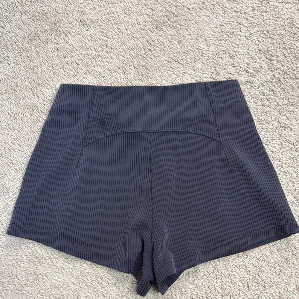 Women's lululemon’s ribbed softstreme high rise shorts size 6 with pockets